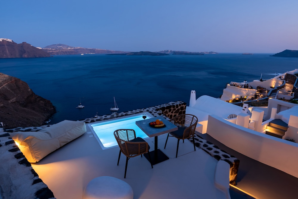 TWENTY ONE SUITES 56/60