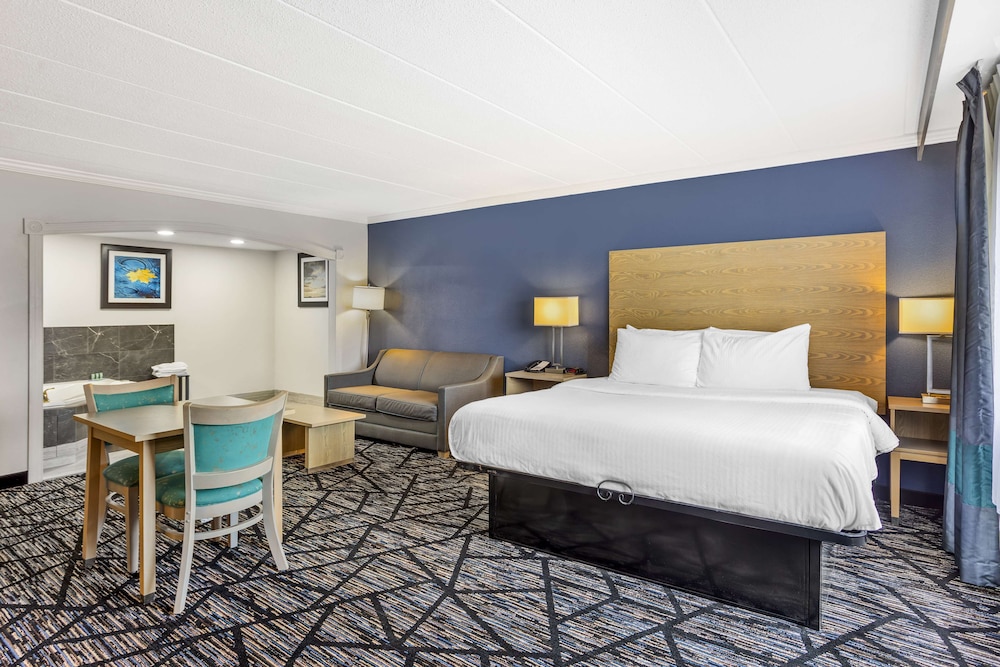 Suite, King Bed, Jetted Tub