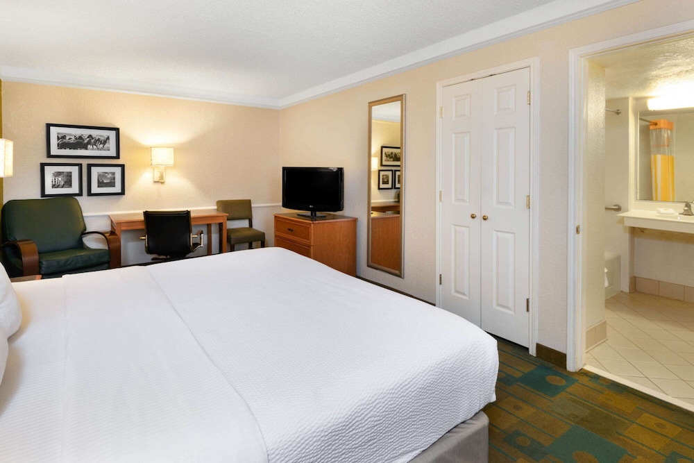 Travelodge by Wyndham Amarillo West Medical Center 14/30
