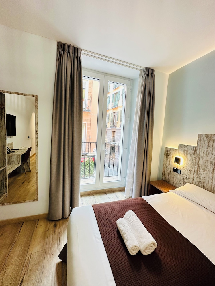 DELUXE, DOUBLE BED