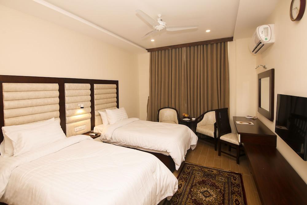 Hotel One Club Road Rahimyar Khan 15/22