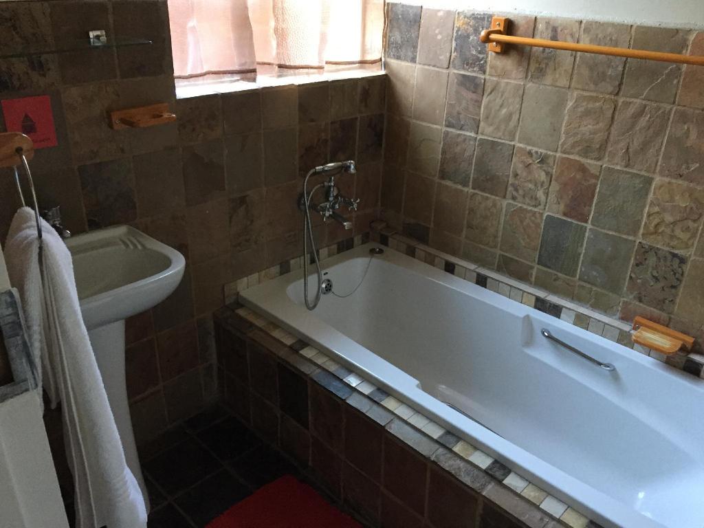 Travellers Nest Guesthouse 86/93