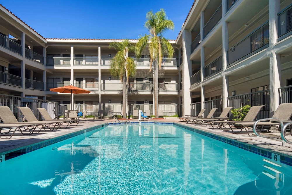 La Quinta Inn & Suites by Wyndham Orange County Airport 1/55