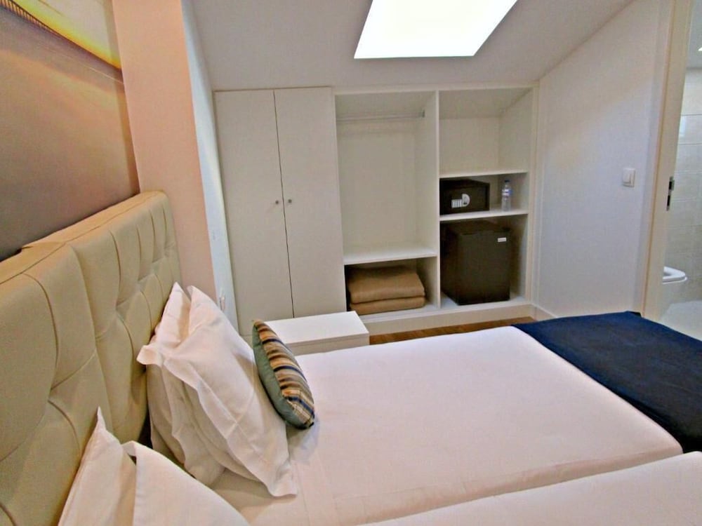 SKYLIGHT, TWIN BEDS