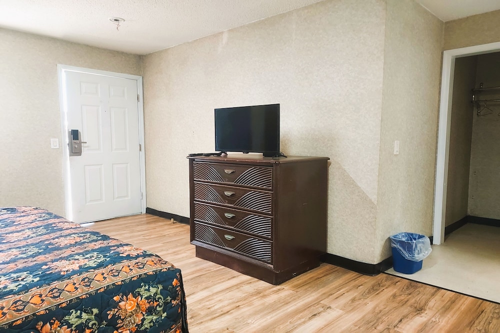 Studio Inn Suites 14/35