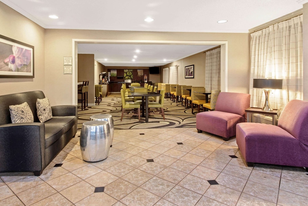 La Quinta Inn And Suites By Wyndham Harrisburg Airport Hershey 32/48