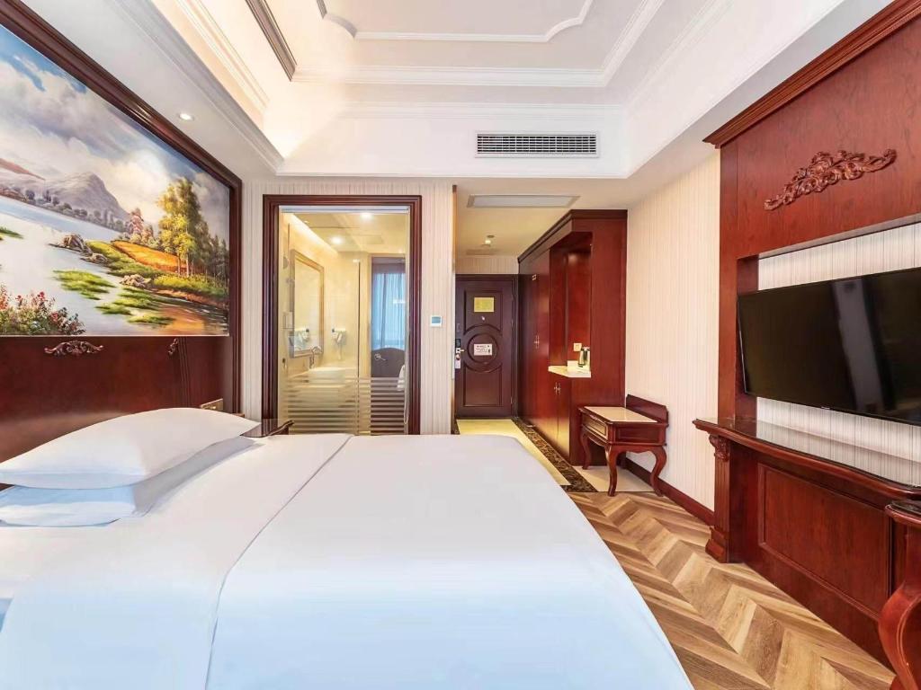 Vienna International Hotel (Shaoxing East Station Wanda) 12/38