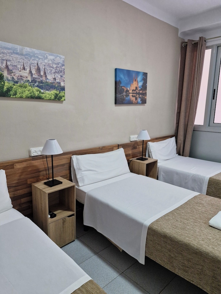 ROOM, TRIPLE, PRIVATE BATHROOM