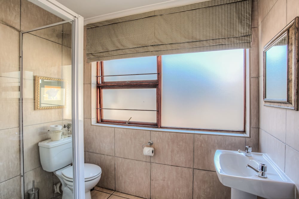 Sunninghill Guest Lodge 33/36