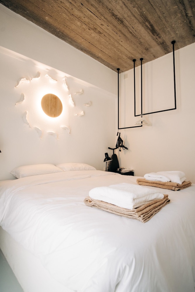 Mesanto Luxury Suites 15/50
