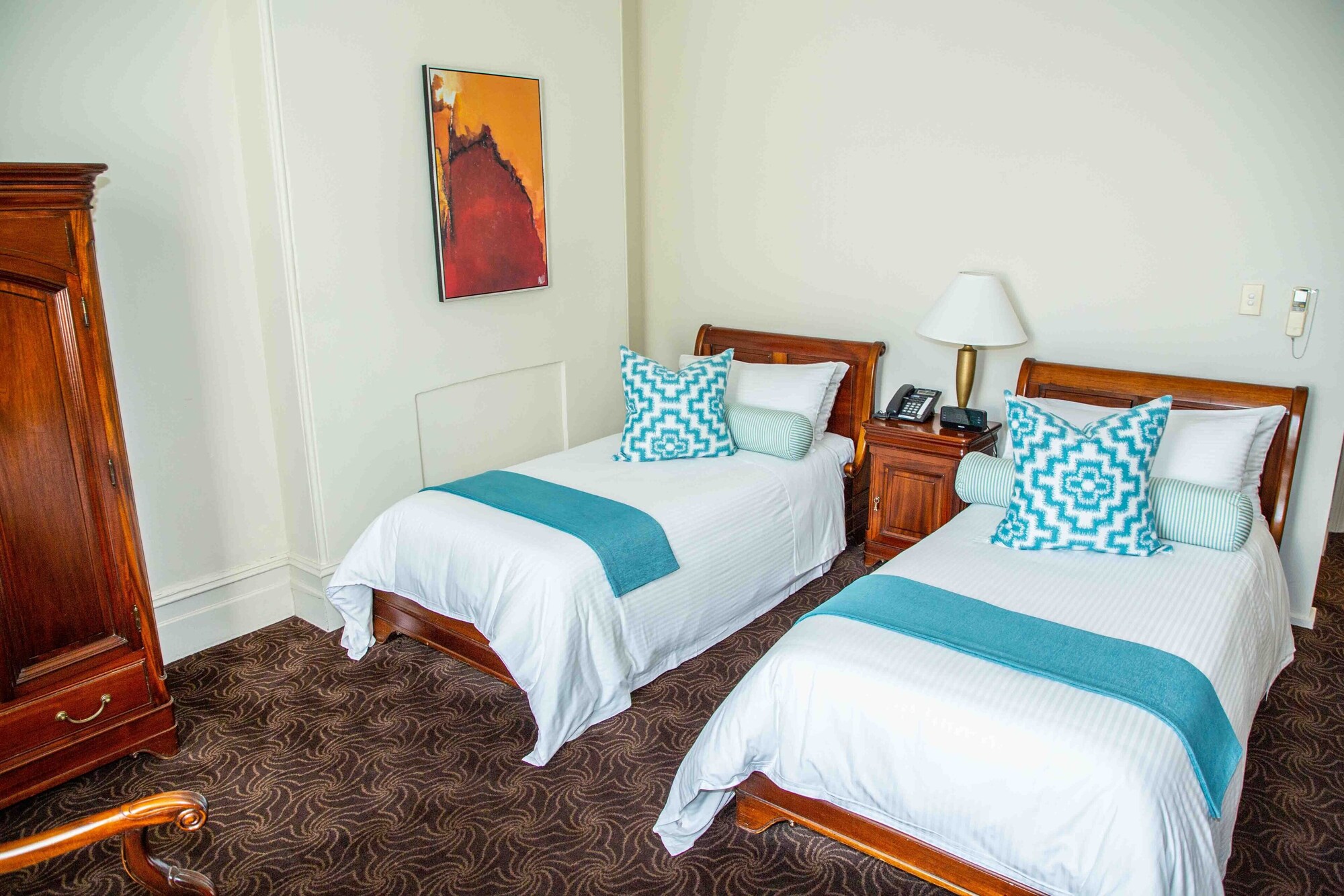 ROOM, TWIN BEDS