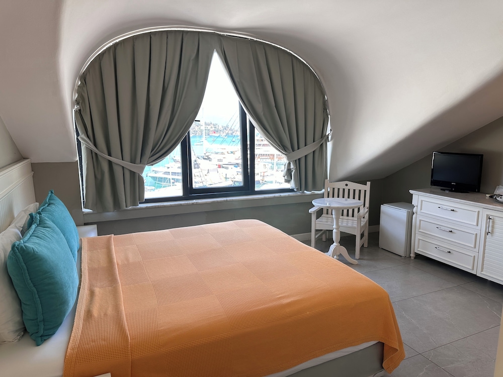DELUXE, DOUBLE BED