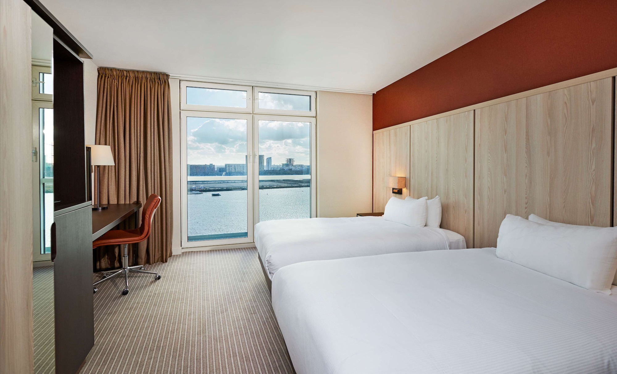 DELUXE, TWIN BEDS