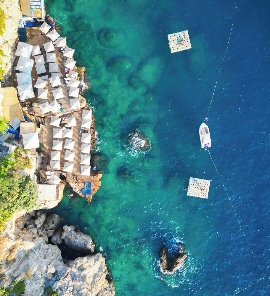 Azuu Boutique Hotel 72/76