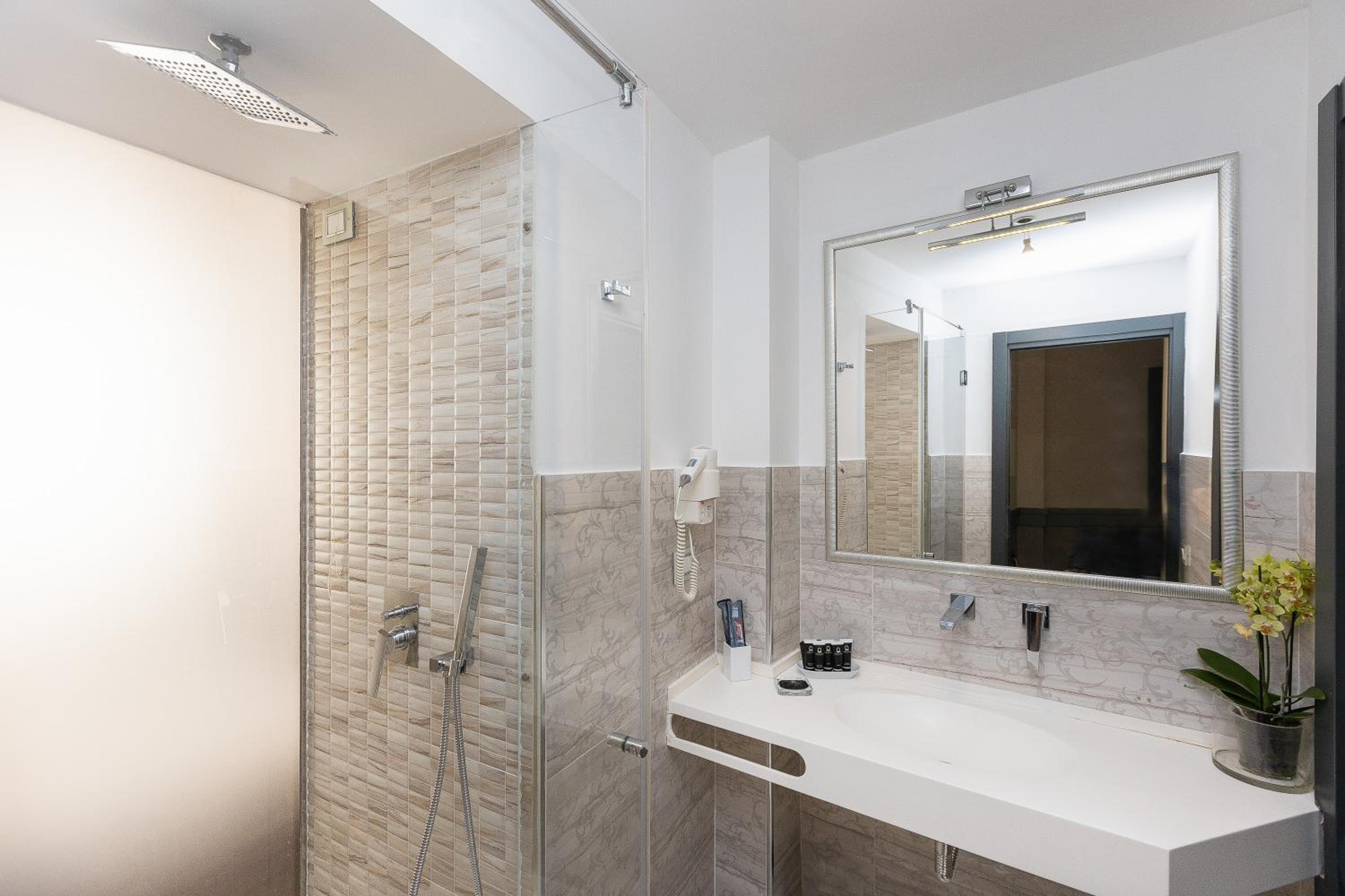 غرفة رباعية بحوض استحمام، Hotel Castellino Roma 8/10