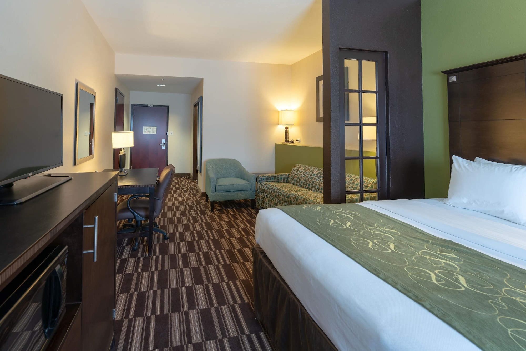 Suite, King Bed, Sofa, Next to Elevator