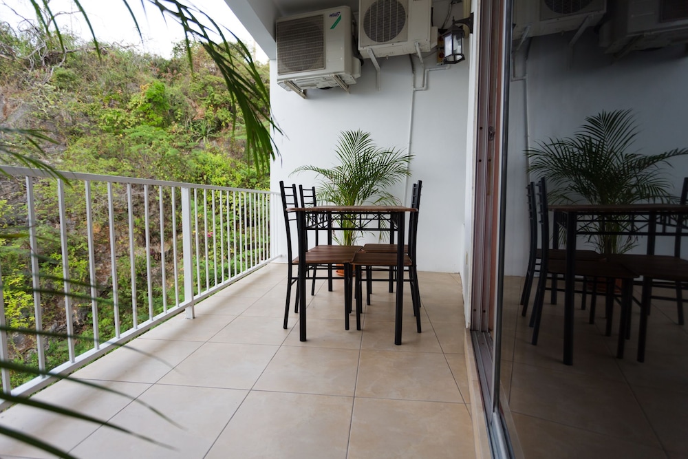 The Embassy Luxury Apt Crystal Towers Ii 13/19