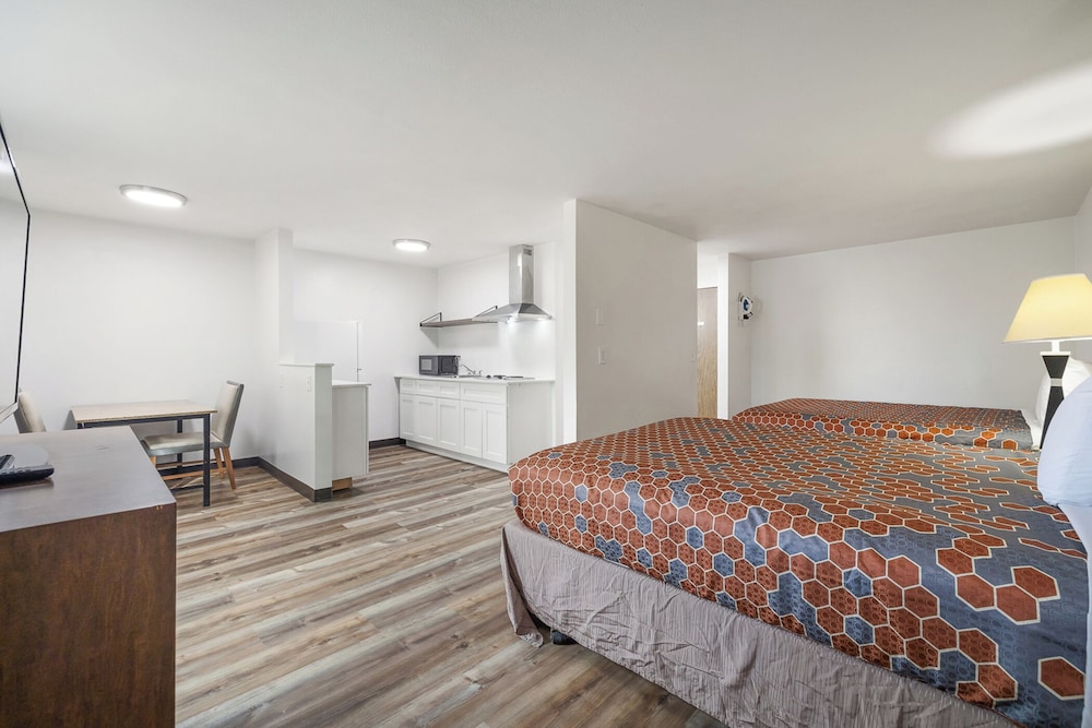 Deluxe, Suite, 2 Queen Beds, Kitchenette