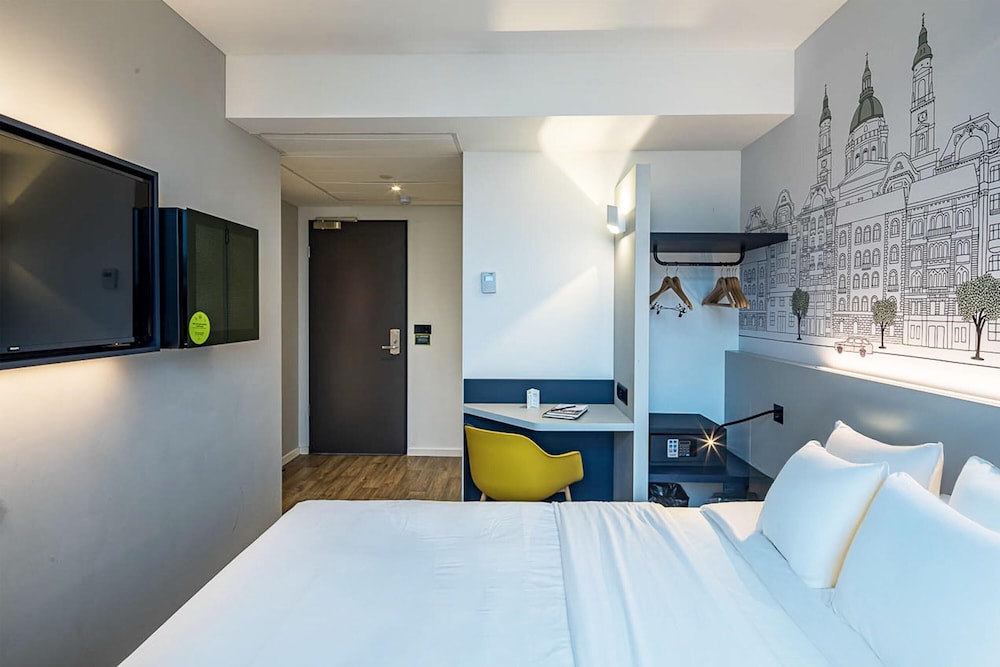 Standard, Queen Bed