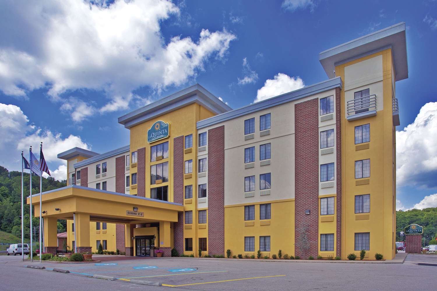 La Quinta Inn and Suites by Wyndham Elkview - Charleston NE 3/40
