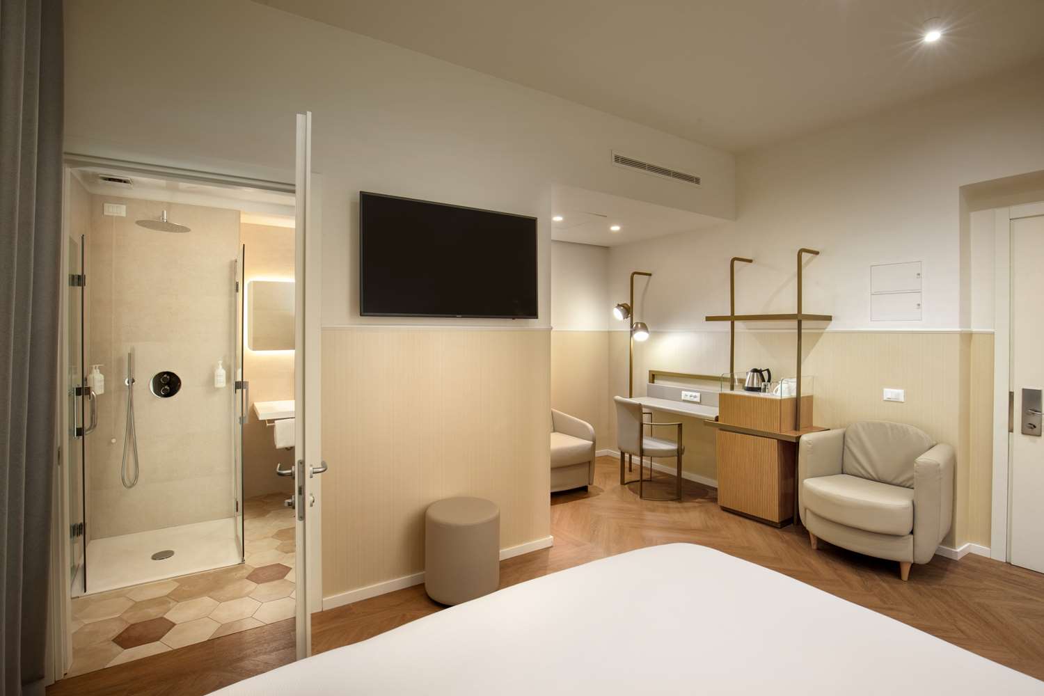 Superior, King Bed, Chair Bed, Accessible