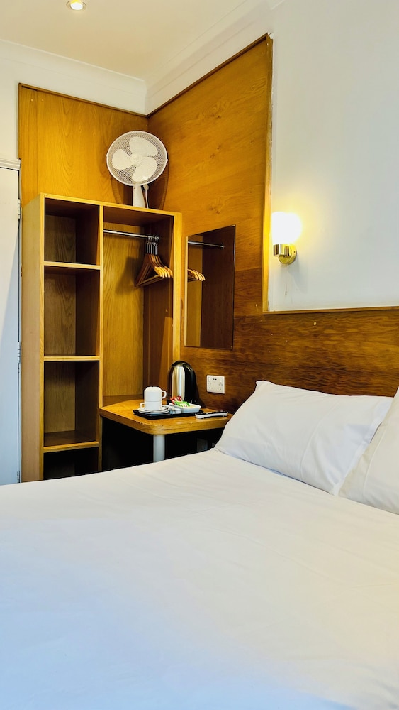 ROOM, DOUBLE BED