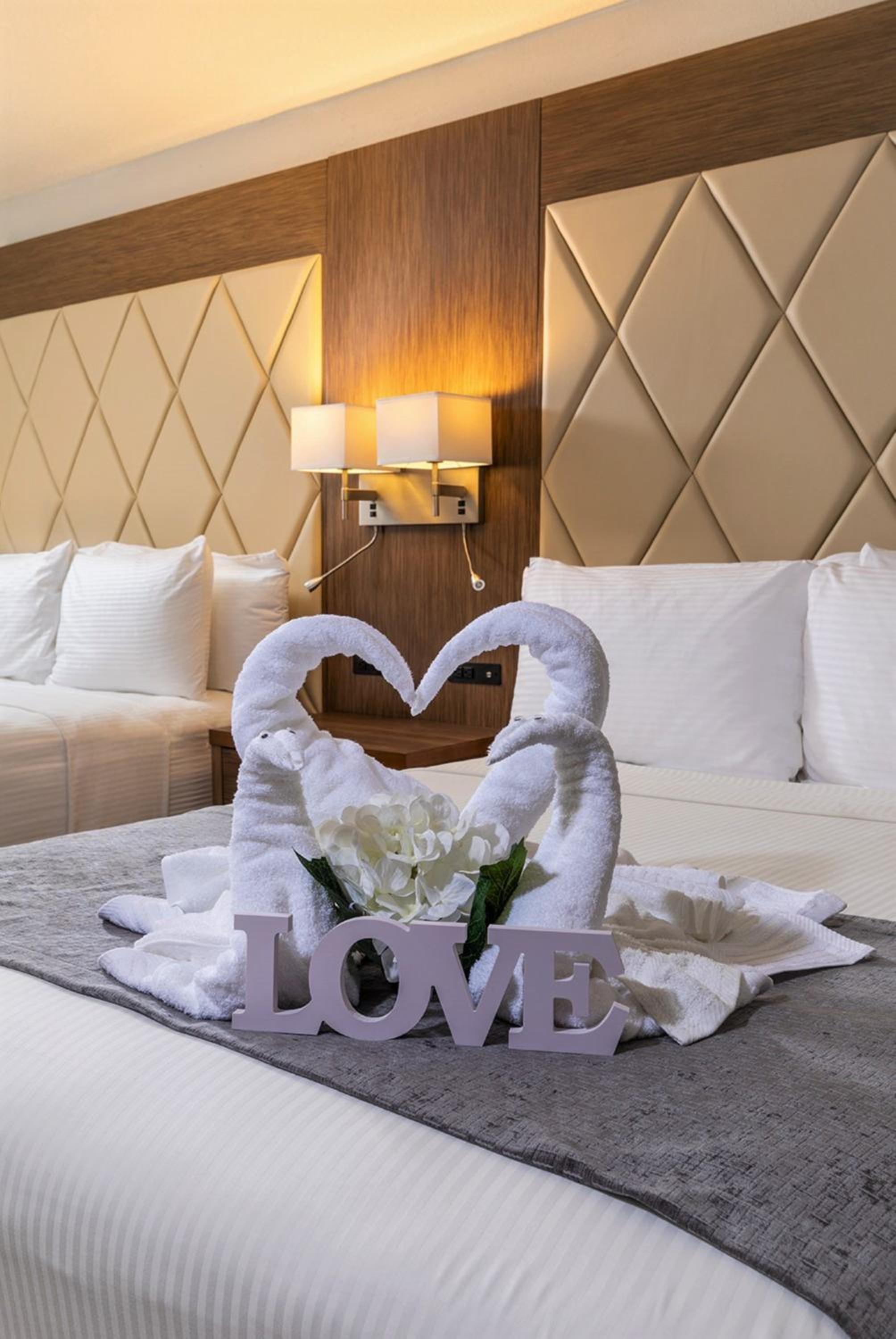 غرفة ملكية بسريرين كوين لذوي الإعاقة، Palazzo Lakeside Hotel 2/2