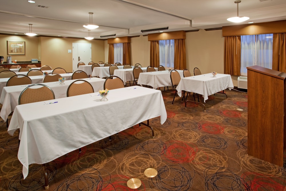 Holiday Inn Express Hotel Suites Katy 38/41