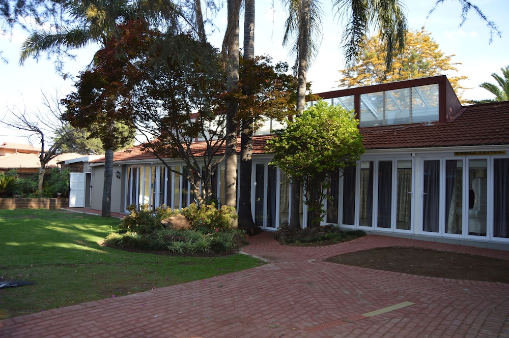 Airport Gardens Boutique Hotel 64/68