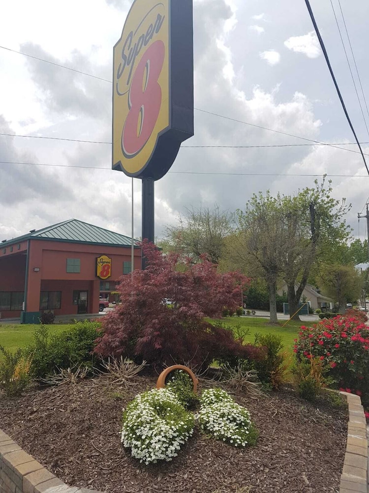 Super 8 By Wyndham Gainesville 8/27