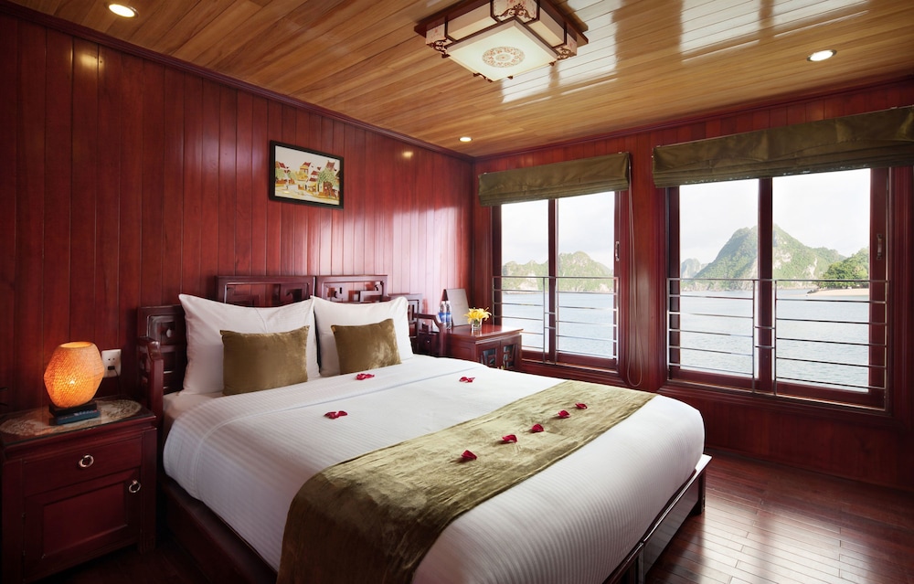 Halong Royal Palace Cruise 31/62