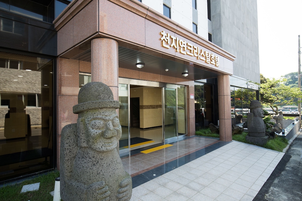 Cheonjiyeon Crystal Hotel 66/80