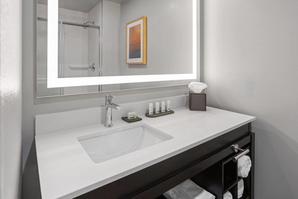 La Quinta Inn & Suites by Wyndham Phoenix near State Farm St 46/48