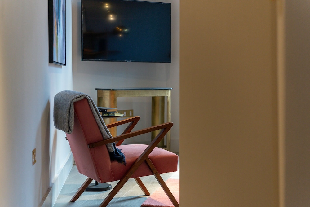 South Kensington by CAPITAL 24/65