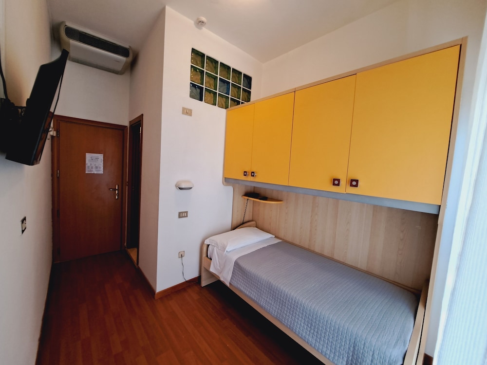 ROOM, SINGLE