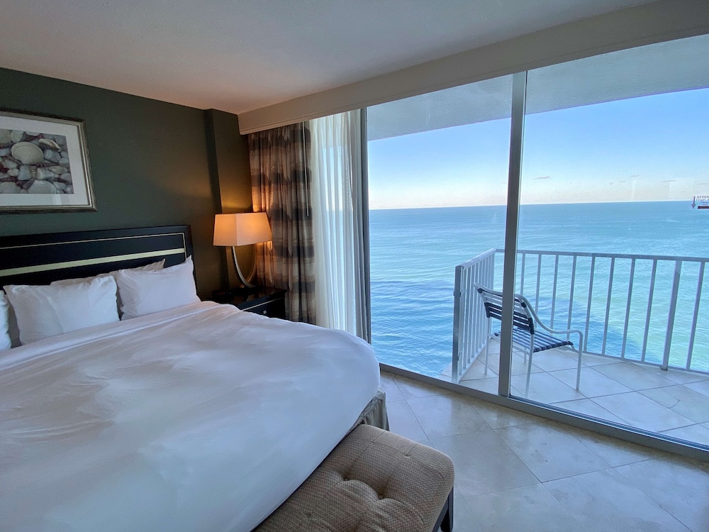 Radisson Suite Hotel Oceanfront 25/64