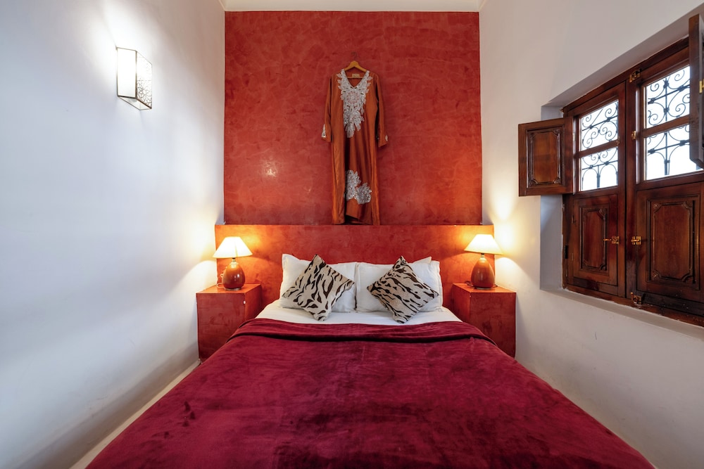 DELUXE, DOUBLE OR TWIN BED