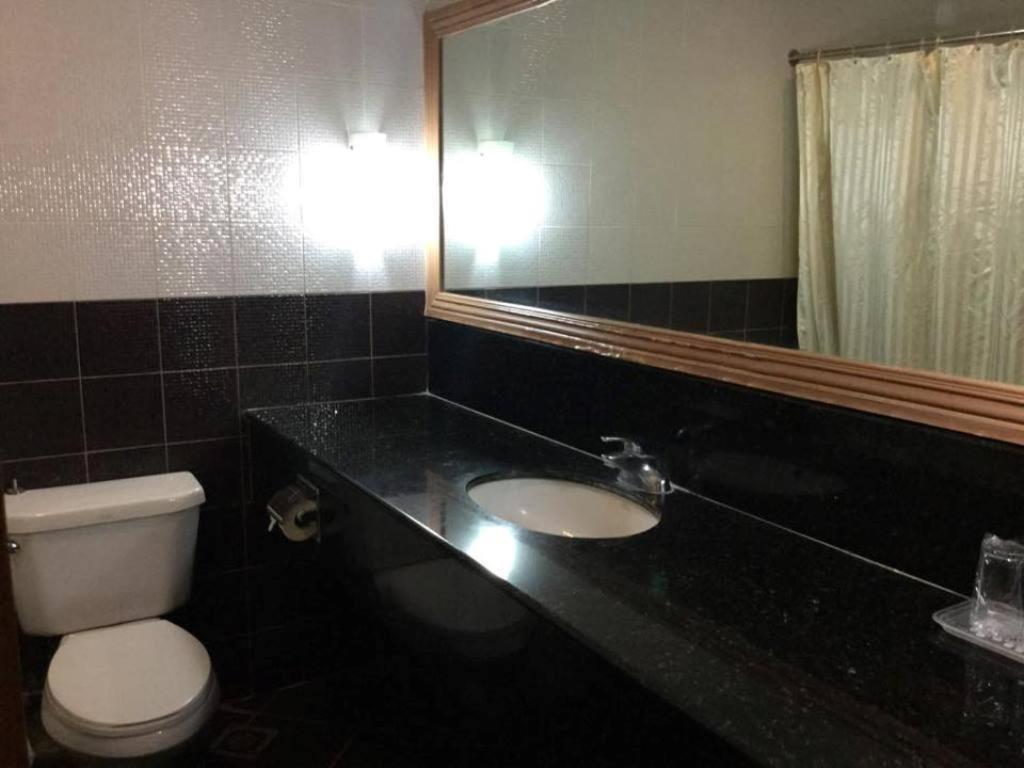 Executive, Suite, King Bed, Dotties Place Hotel And Restaurant 3/3