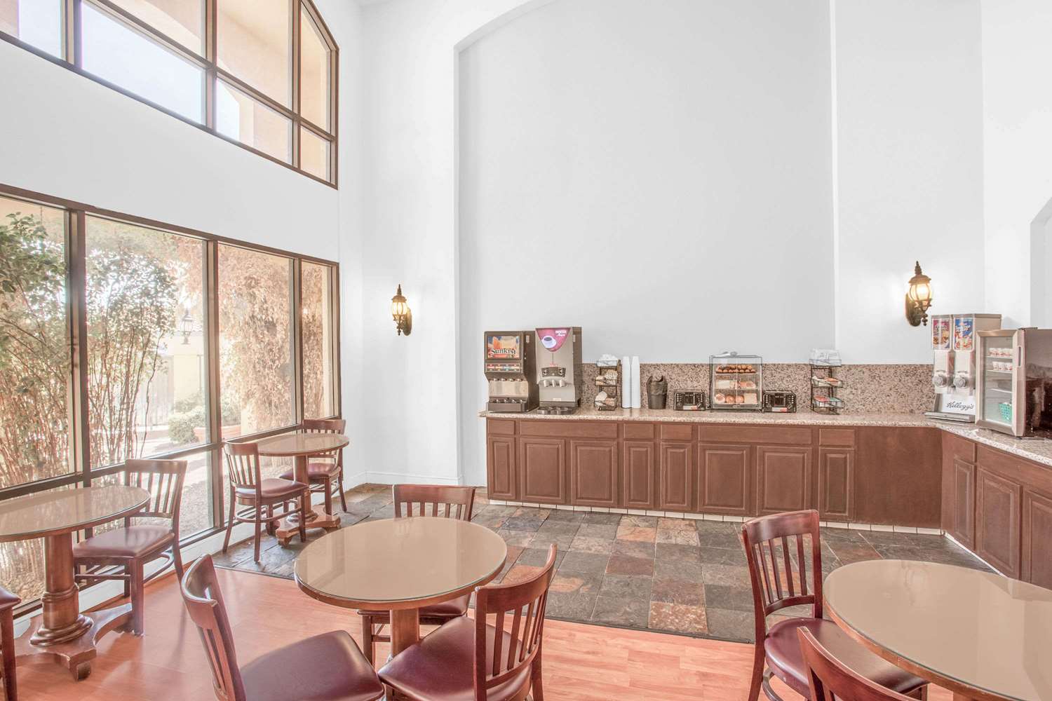 Ramada By Wyndham Barstow 19/36