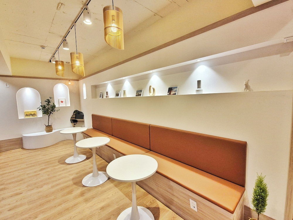Mozzi Hostel 8/50