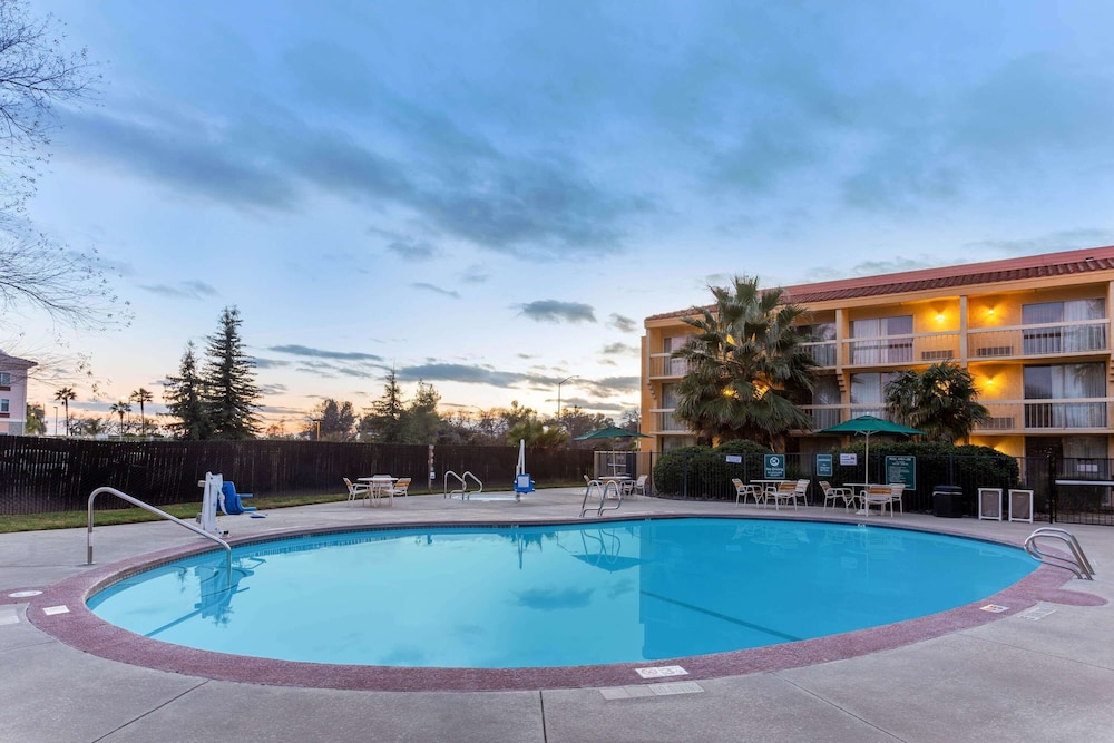 La Quinta Inn And Suites By Wyndham Redding 7/49