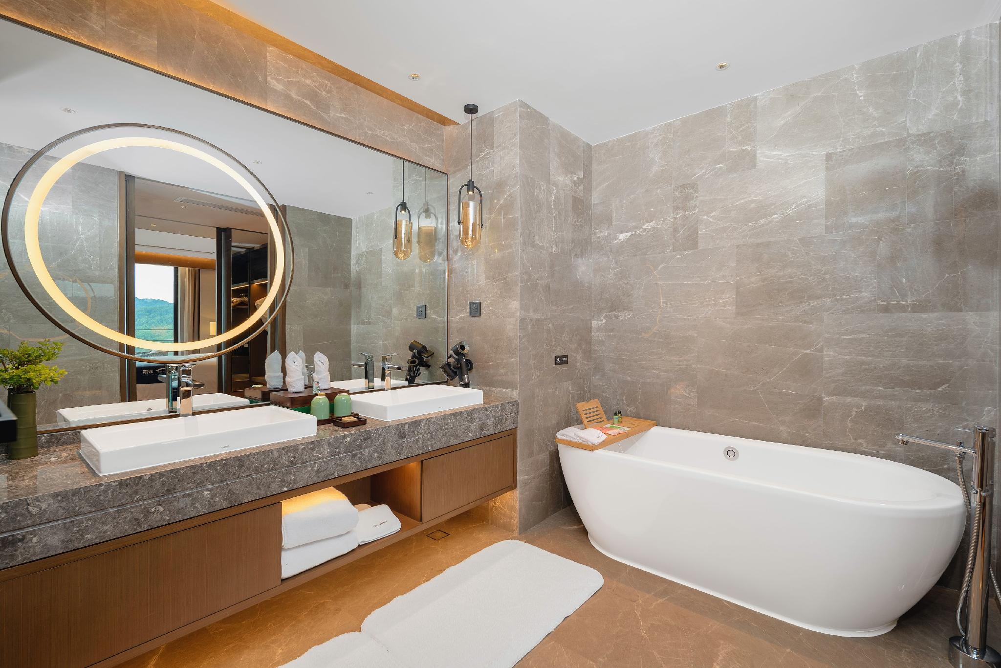 Hentique Resort & Spa 47/53