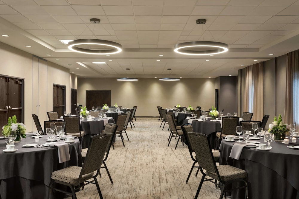 Embassy Suites By Hilton Atlanta Alpharetta 67/82