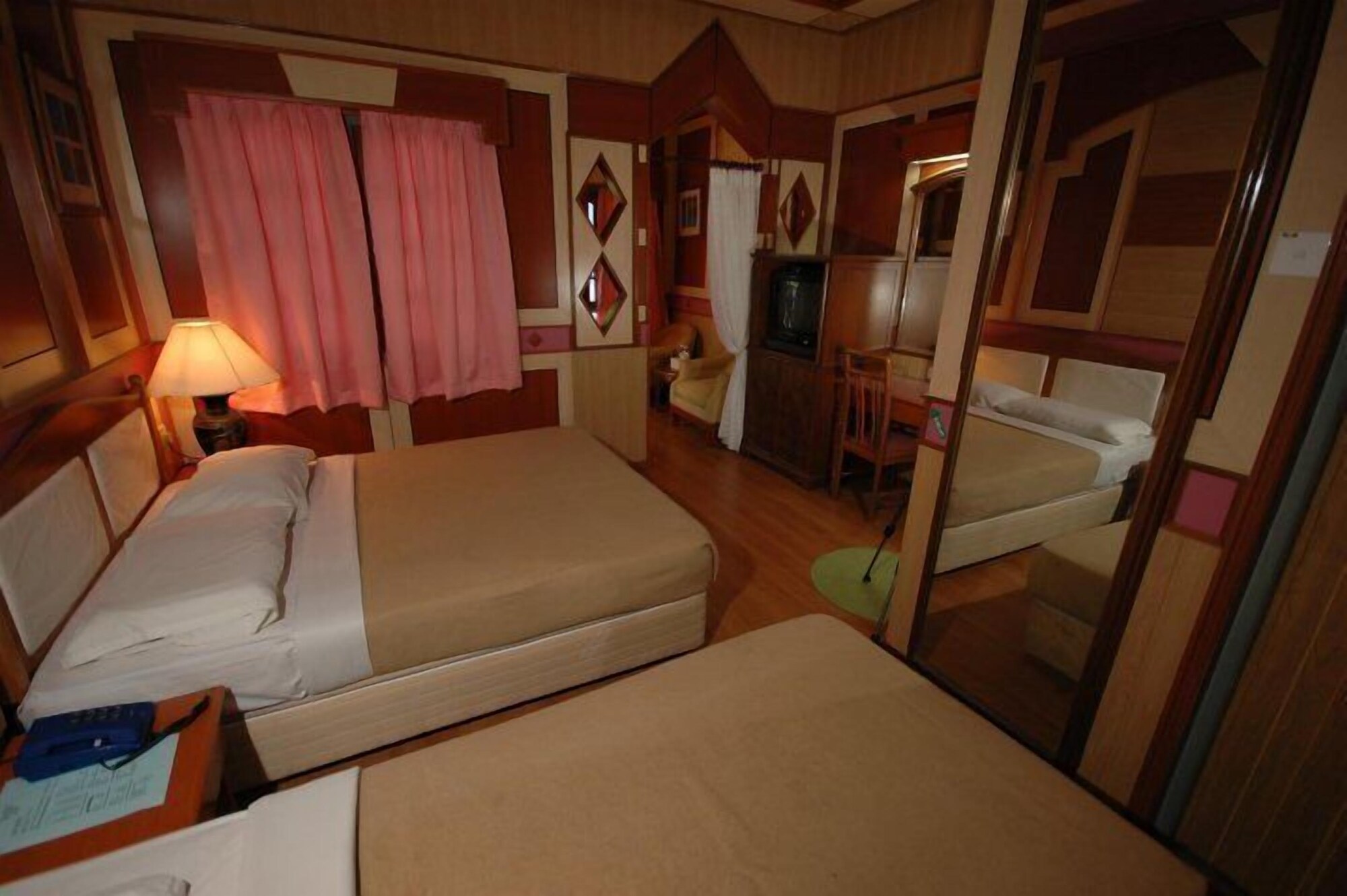 Deluxe, 1 Double and 1 Single Bed