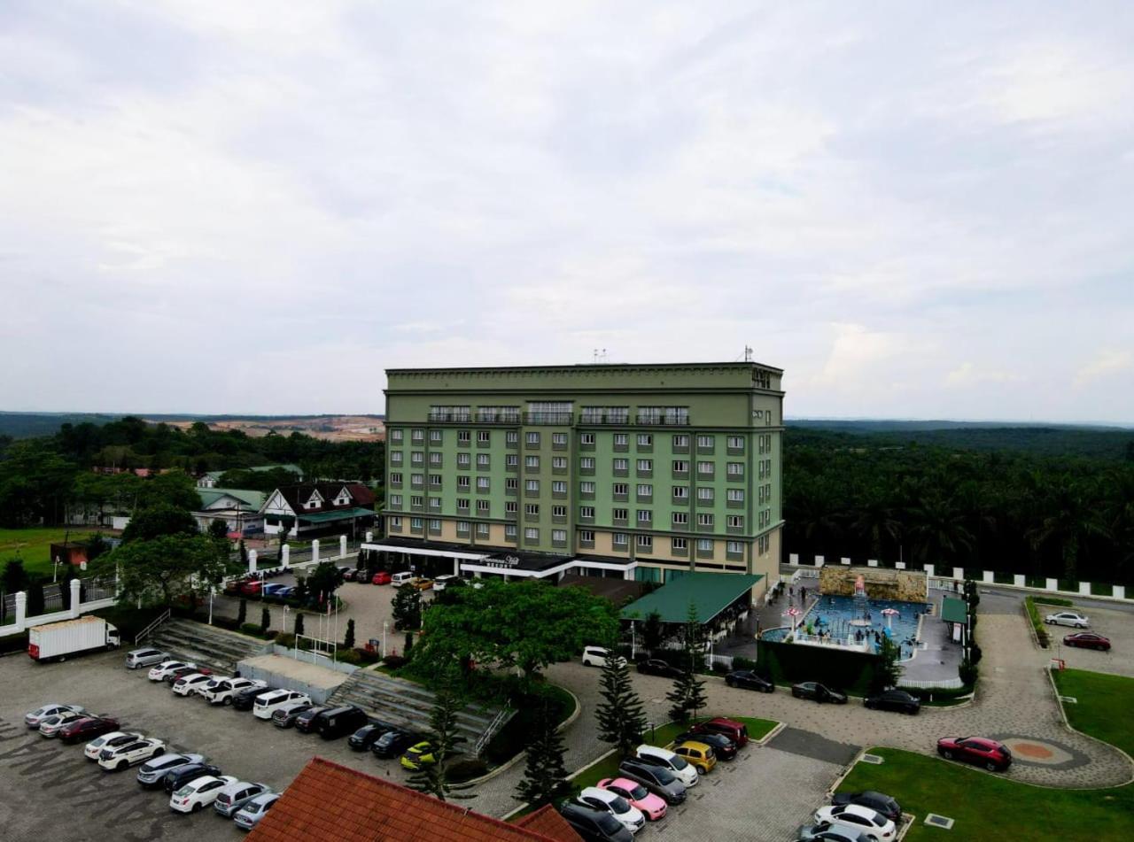 Savanna Hill Resort 2/17