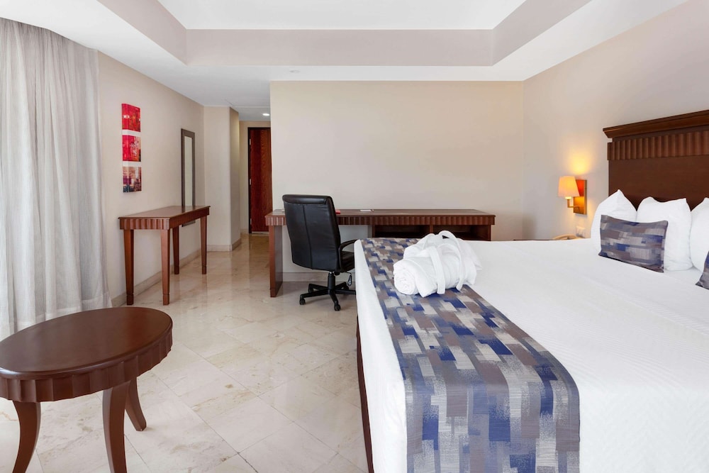 ROOM, KING BED
