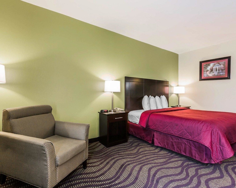 Quality Inn & Suites North Montgomery 15/34