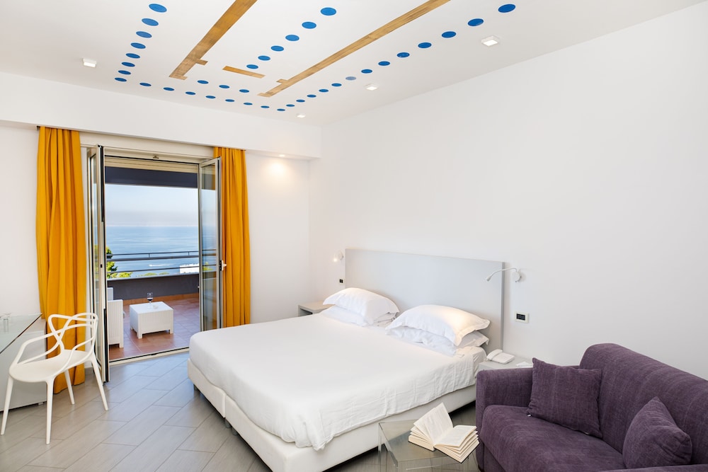 SUPERIOR, TRIPLE, SEA VIEW, BALCONY