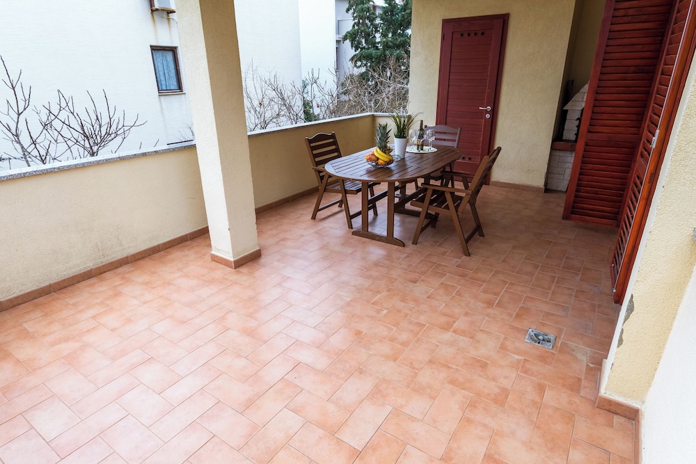 Maru Apartments 28/48