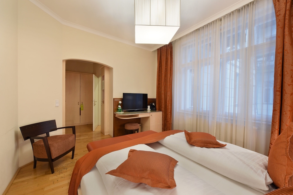 Hotel Pension Baronesse 19/45